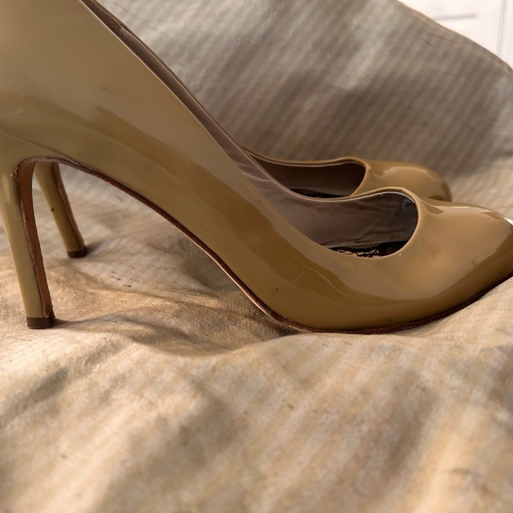 Barneys New York Beige Nude Patent Leather Heel Shoes 10.5 Vero Cucio